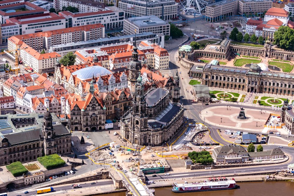 Dresden von oben - Kathedrale Kathedrale Sanctissimae Trinitatis -Dresdner Hofkirche in Dresden im Bundesland Sachsen, Deutschland