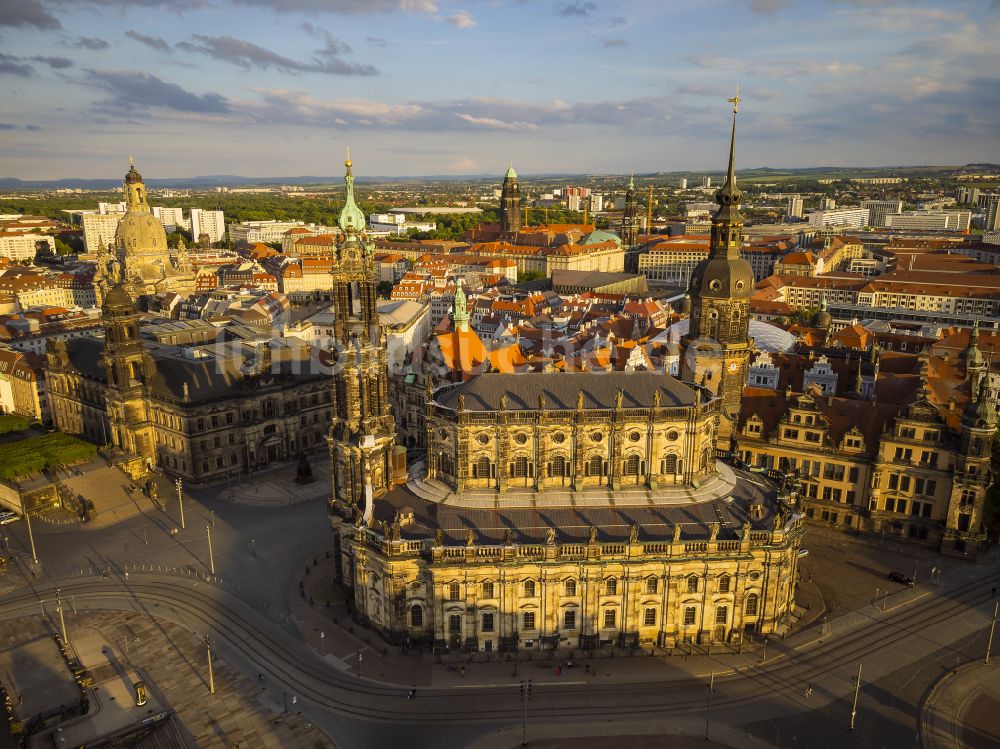 Luftbild Dresden - Kathedrale Kathedrale Sanctissimae Trinitatis -Dresdner Hofkirche in Dresden im Bundesland Sachsen, Deutschland