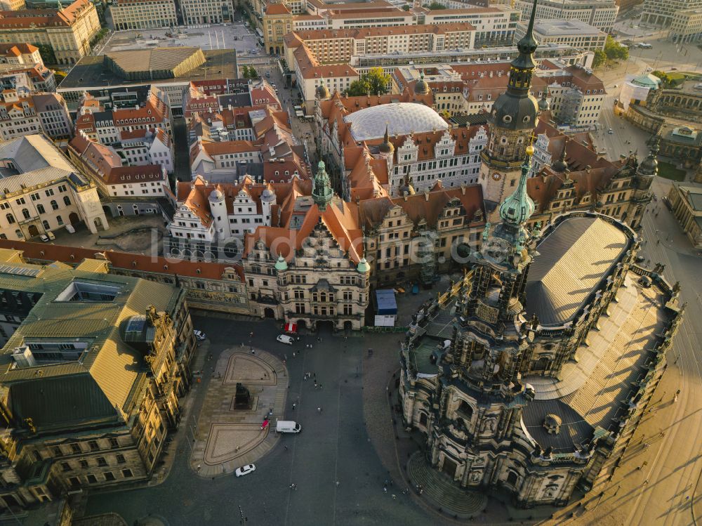 Luftaufnahme Dresden - Kathedrale Kathedrale Sanctissimae Trinitatis -Dresdner Hofkirche in Dresden im Bundesland Sachsen, Deutschland