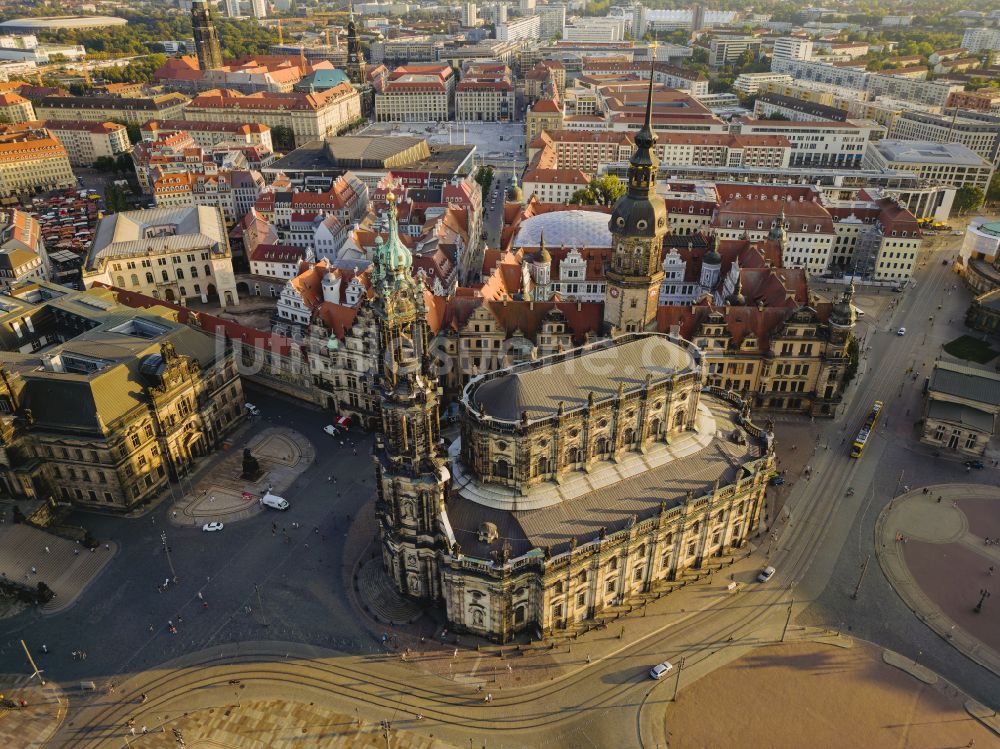 Dresden von oben - Kathedrale Kathedrale Sanctissimae Trinitatis -Dresdner Hofkirche in Dresden im Bundesland Sachsen, Deutschland