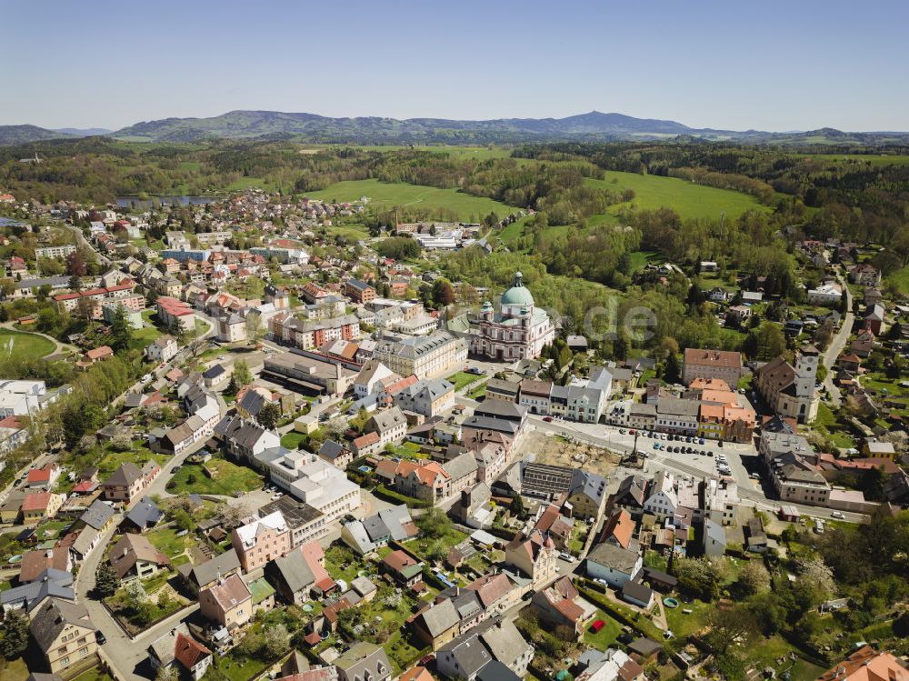 Gabel von oben - Kathedrale St. Laurentius in Gabel in Liberecky kraj - Reichenberger Region, Tschechien