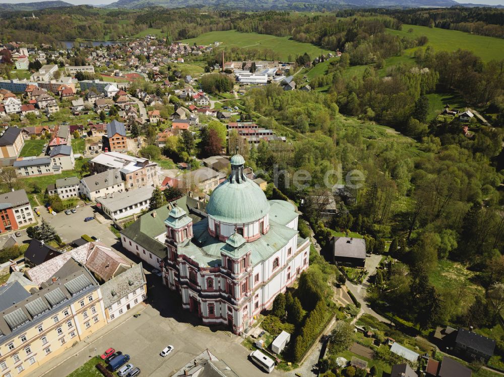 Gabel aus der Vogelperspektive: Kathedrale St. Laurentius in Gabel in Liberecky kraj - Reichenberger Region, Tschechien