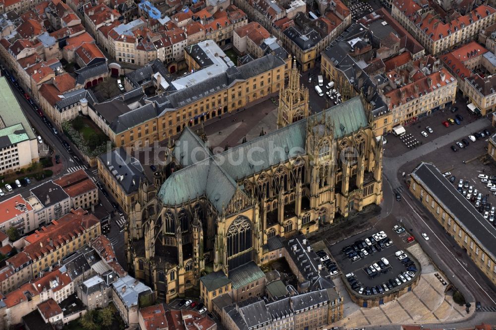 Metz von oben - Kathedrale Metz Cathedral am Place d'Armes in Metz in Alsace-Champagne-Ardenne-Lorraine, Frankreich