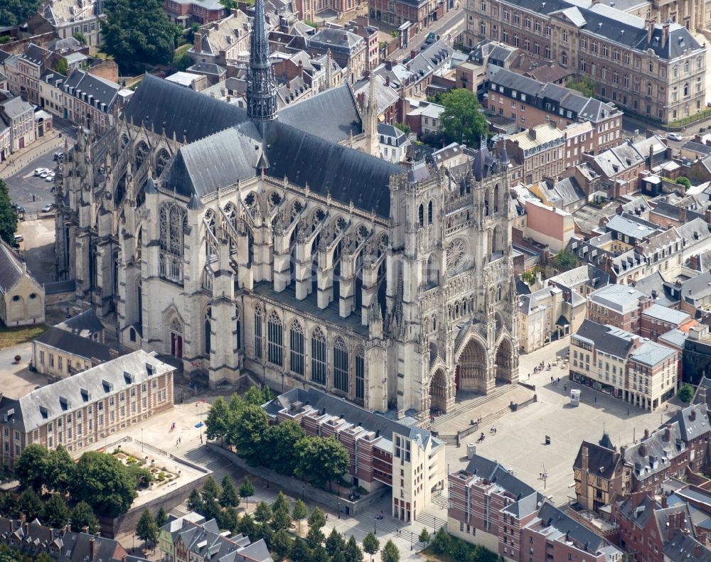 Amiens von oben - Kathedrale Notre Dame in Amiens in Hauts-de-France, Frankreich