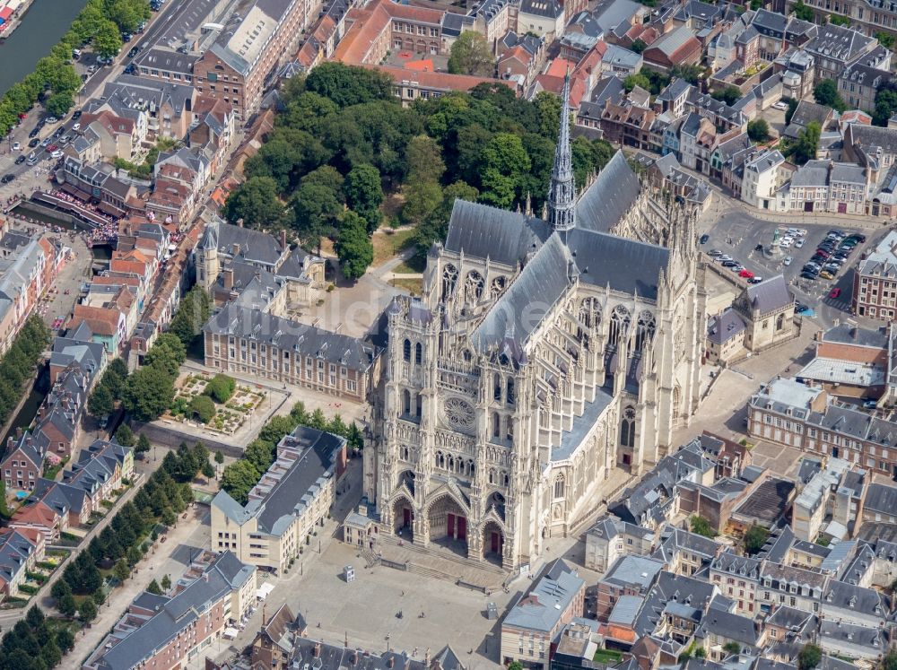 Amiens von oben - Kathedrale Notre Dame in Amiens in Hauts-de-France, Frankreich