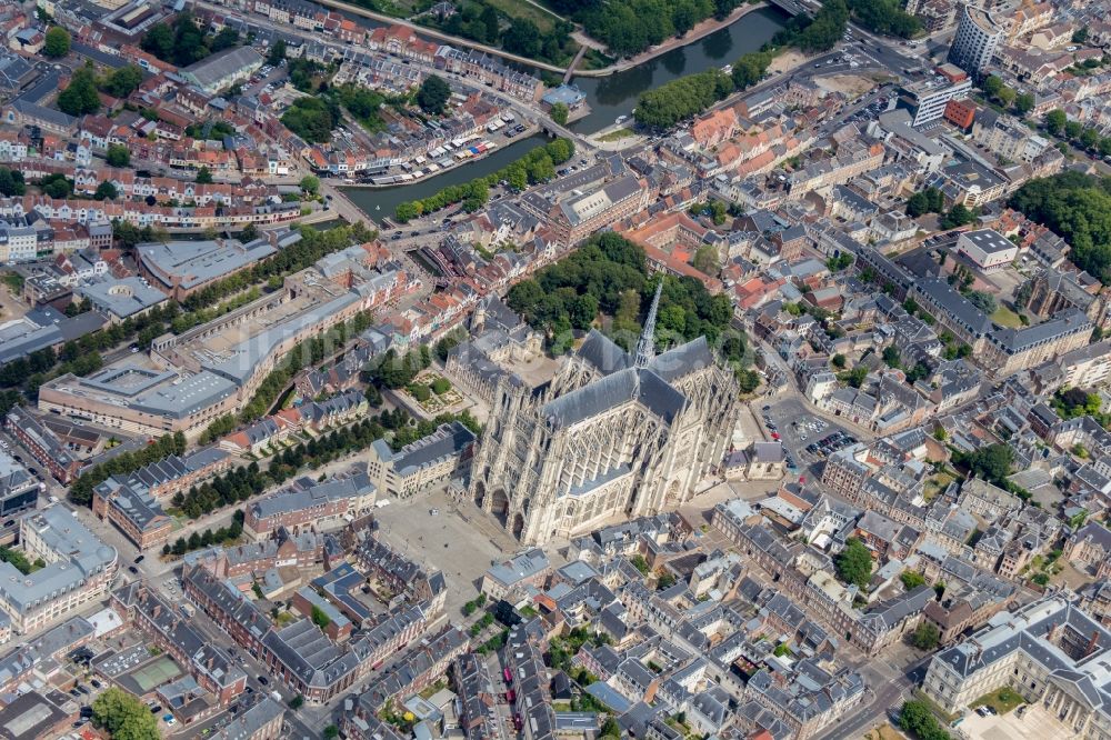 Amiens aus der Vogelperspektive: Kathedrale Notre Dame in Amiens in Hauts-de-France, Frankreich