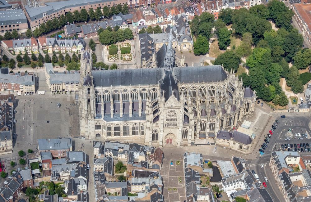 Amiens von oben - Kathedrale Notre Dame in Amiens in Hauts-de-France, Frankreich