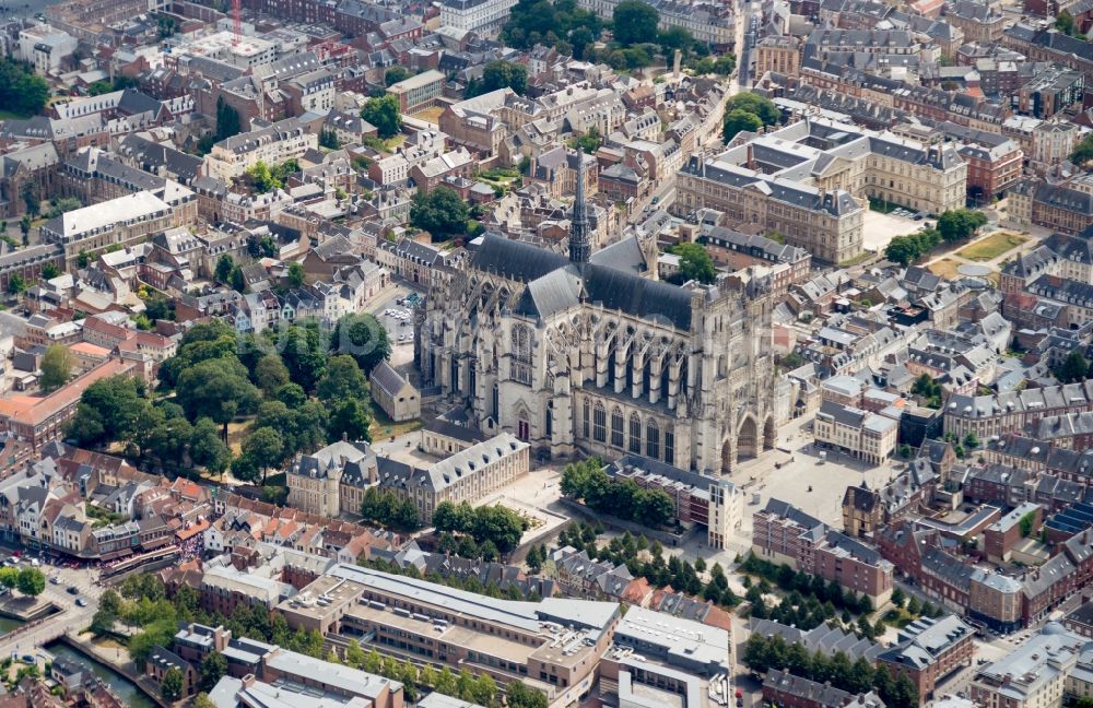 Amiens von oben - Kathedrale Notre Dame in Amiens in Hauts-de-France, Frankreich