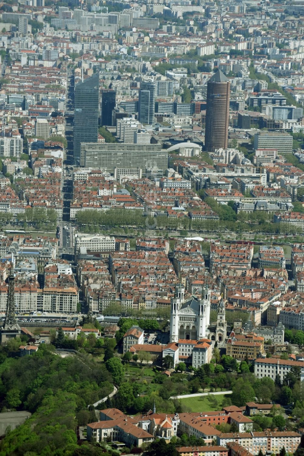 Lyon aus der Vogelperspektive: Kathedrale Notre-Dame de Fourviere Place de Fourviere in Lyon in Auvergne Rhone-Alpes, Frankreich