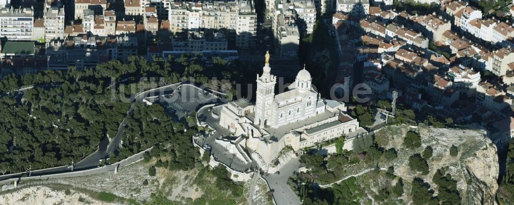 Luftaufnahme Marseille - Kathedrale Notre-Dame-de-la-Garde an der Rue Fort du Sanctuaire in Marseille in Provence-Alpes-Cote d'Azur, Frankreich