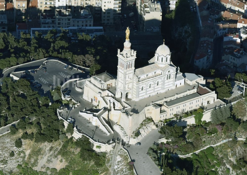 Marseille von oben - Kathedrale Notre-Dame-de-la-Garde an der Rue Fort du Sanctuaire in Marseille in Provence-Alpes-Cote d'Azur, Frankreich