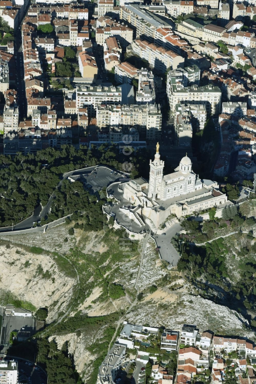 Luftbild Marseille - Kathedrale Notre-Dame-de-la-Garde an der Rue Fort du Sanctuaire in Marseille in Provence-Alpes-Cote d'Azur, Frankreich