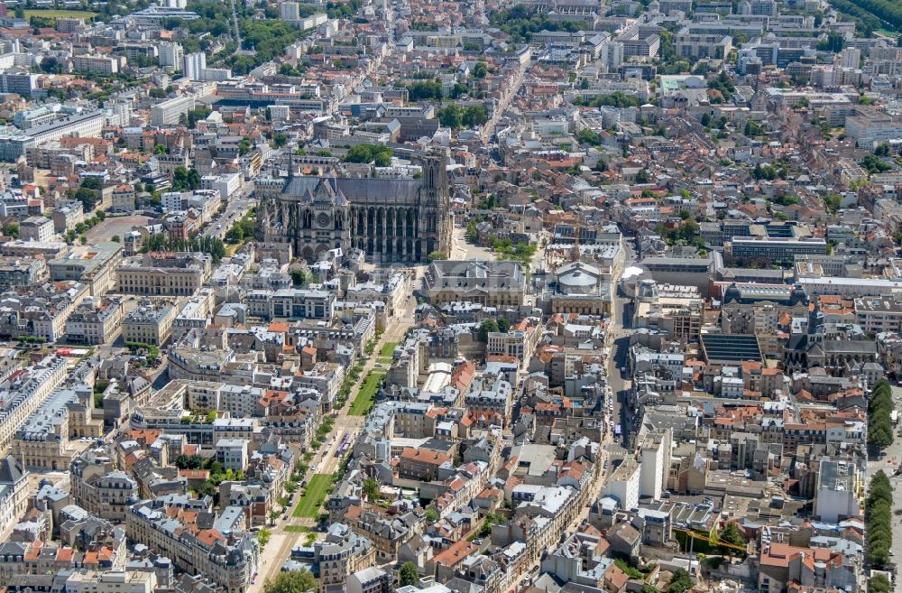 Luftaufnahme Reims - Kathedrale Notre Dame in Reims in Grand Est, Frankreich