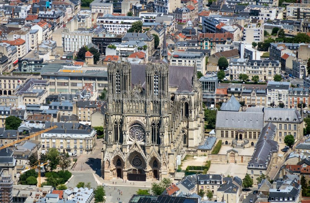 Reims von oben - Kathedrale Notre Dame in Reims in Grand Est, Frankreich