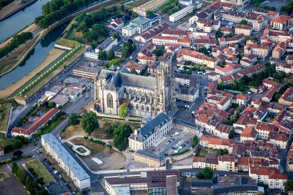 Toul von oben - Kathedrale Saint Etienne in Toul in Grand Est, Frankreich