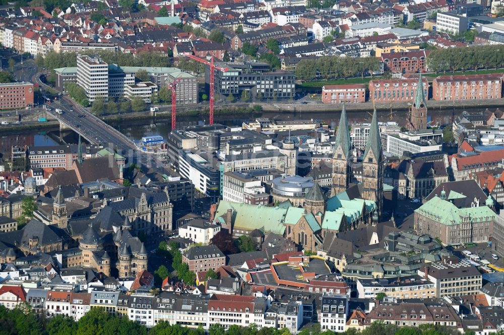 Bremen aus der Vogelperspektive: Kathedrale Sankt Petri Dom Bremen in der Altstadt in Bremen, Deutschland