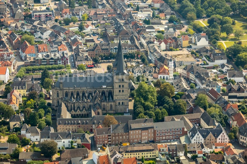 Xanten aus der Vogelperspektive: Kathedrale Sankt Viktor in Xanten im Bundesland Nordrhein-Westfalen, Deutschland