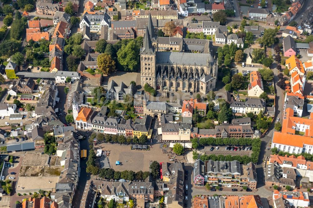 Xanten aus der Vogelperspektive: Kathedrale Sankt Viktor in Xanten im Bundesland Nordrhein-Westfalen, Deutschland