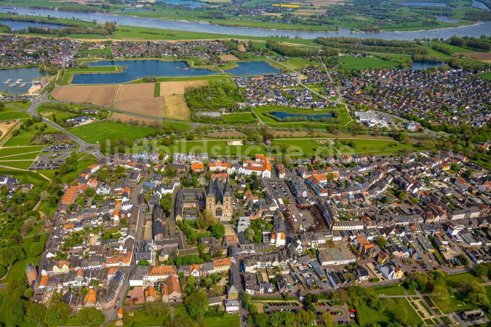 Xanten von oben - Kathedrale Sankt Viktor in Xanten im Bundesland Nordrhein-Westfalen, Deutschland