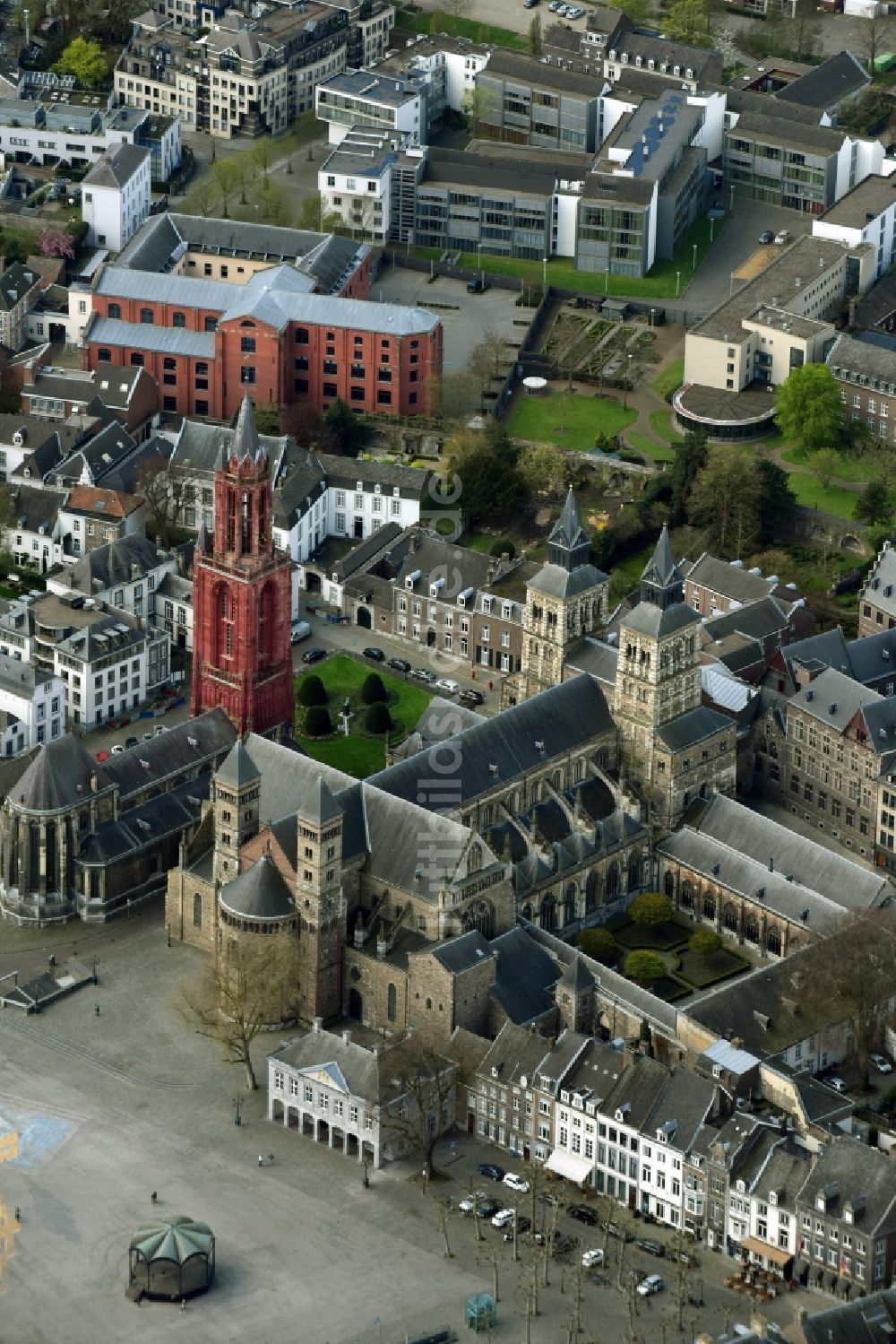 Luftbild Maastricht - Kathedrale Servaasbasiliek in Maastricht in Limburg, Niederlande