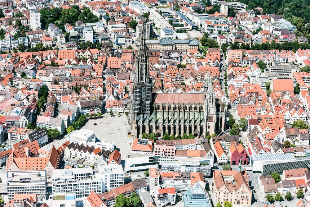 Ulm aus der Vogelperspektive: Kathedrale Ulmer Münster am Münsterplatz in Ulm im Bundesland Baden-Württemberg