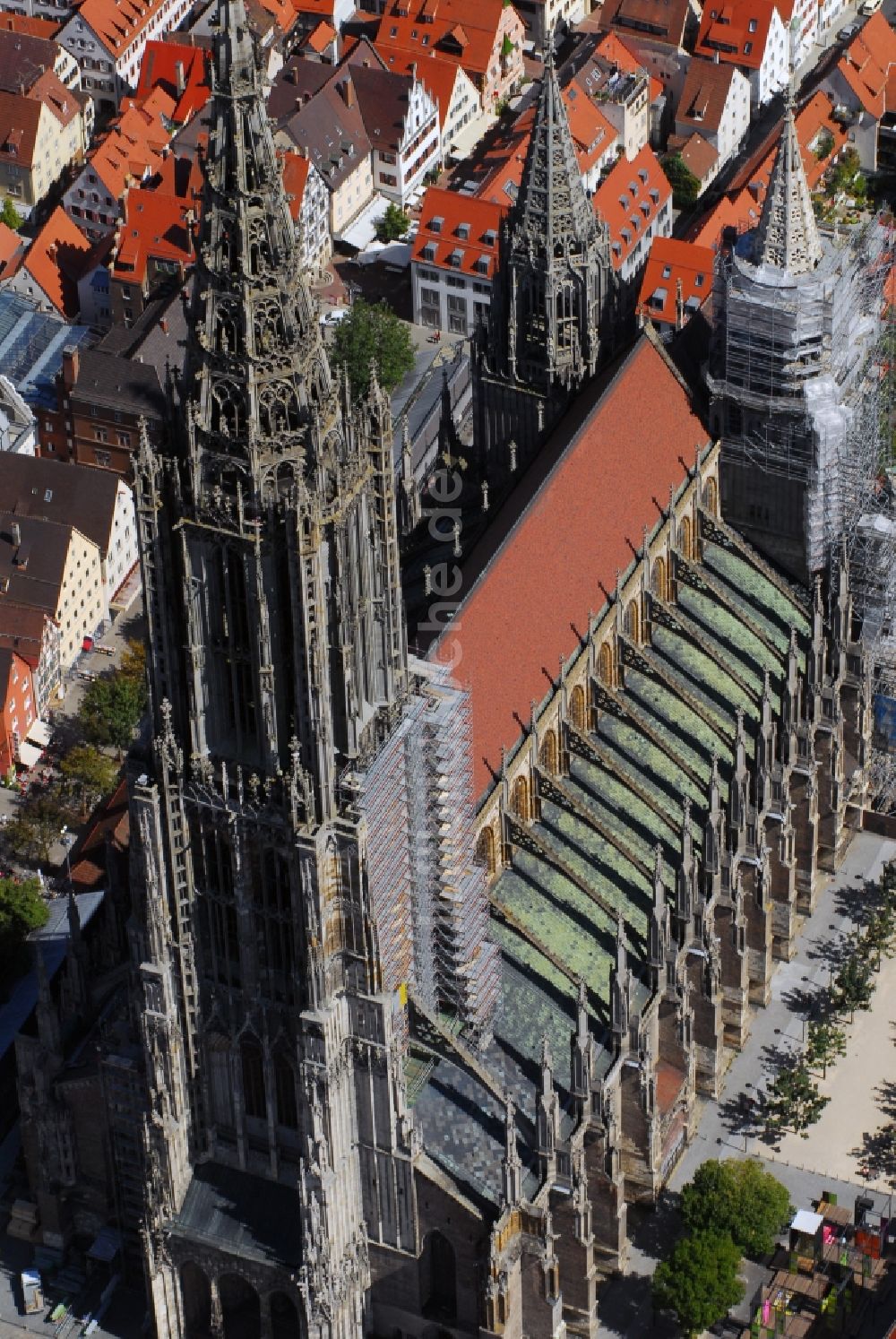 Ulm aus der Vogelperspektive: Kathedrale Ulmer Münster am Münsterplatz in Ulm im Bundesland Baden-Württemberg