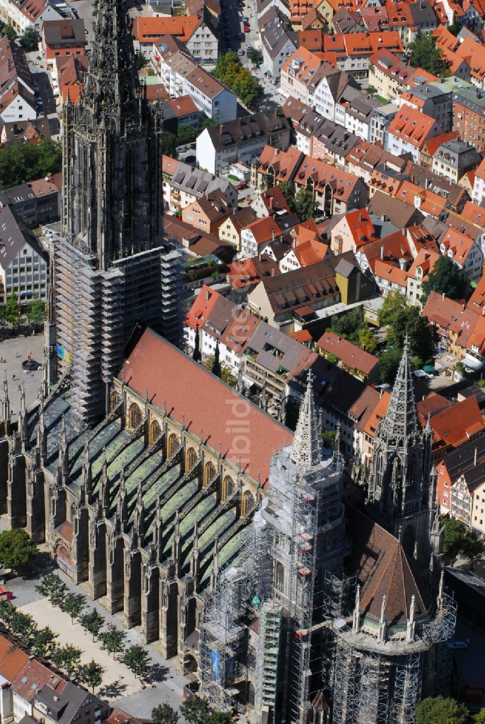 Ulm von oben - Kathedrale Ulmer Münster am Münsterplatz in Ulm im Bundesland Baden-Württemberg