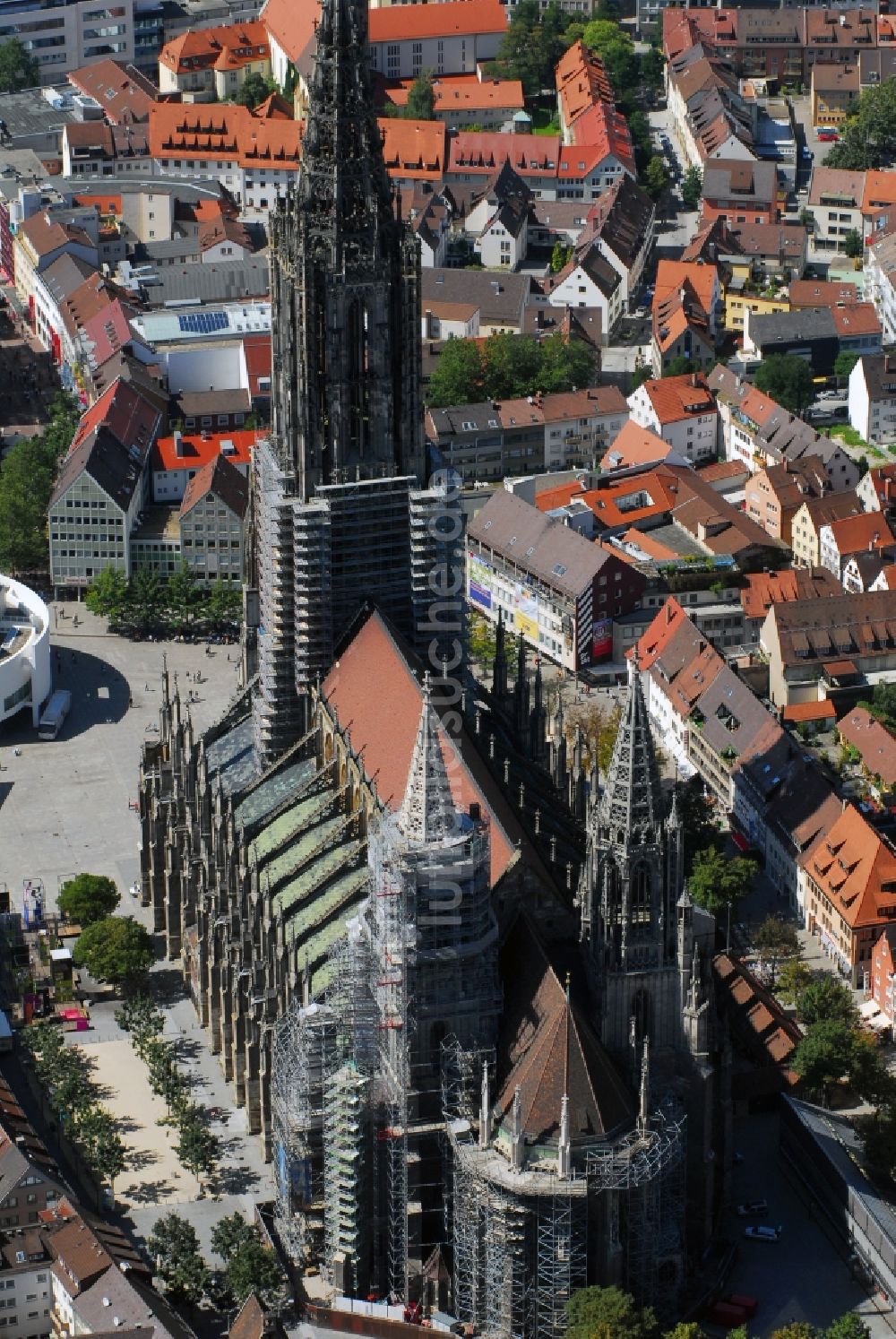 Ulm aus der Vogelperspektive: Kathedrale Ulmer Münster am Münsterplatz in Ulm im Bundesland Baden-Württemberg