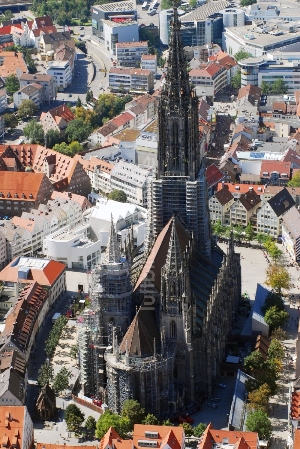 Ulm von oben - Kathedrale Ulmer Münster am Münsterplatz in Ulm im Bundesland Baden-Württemberg