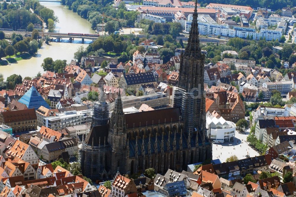 Ulm aus der Vogelperspektive: Kathedrale Ulmer Münster am Münsterplatz in Ulm im Bundesland Baden-Württemberg