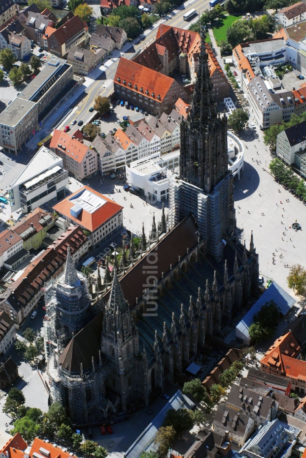 Ulm von oben - Kathedrale Ulmer Münster am Münsterplatz in Ulm im Bundesland Baden-Württemberg