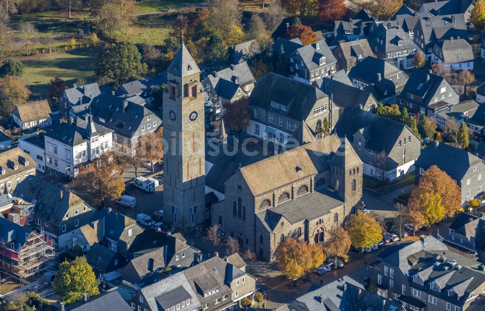 Schmallenberg von oben - Katholische Kirche St.-Alexander-Kirche in Schmallenberg im Bundesland Nordrhein-Westfalen, Deutschland