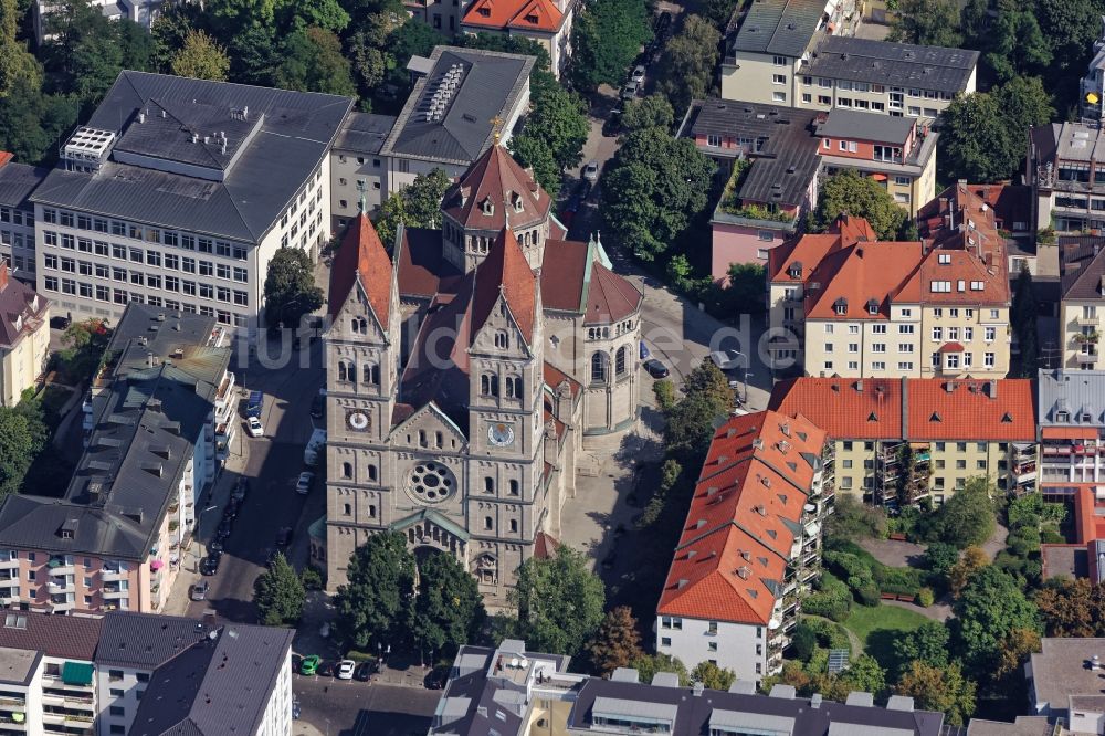 München von oben - Katholische Pfarrkirche St. Benno in München Maxvorstadt im Bundesland Bayern