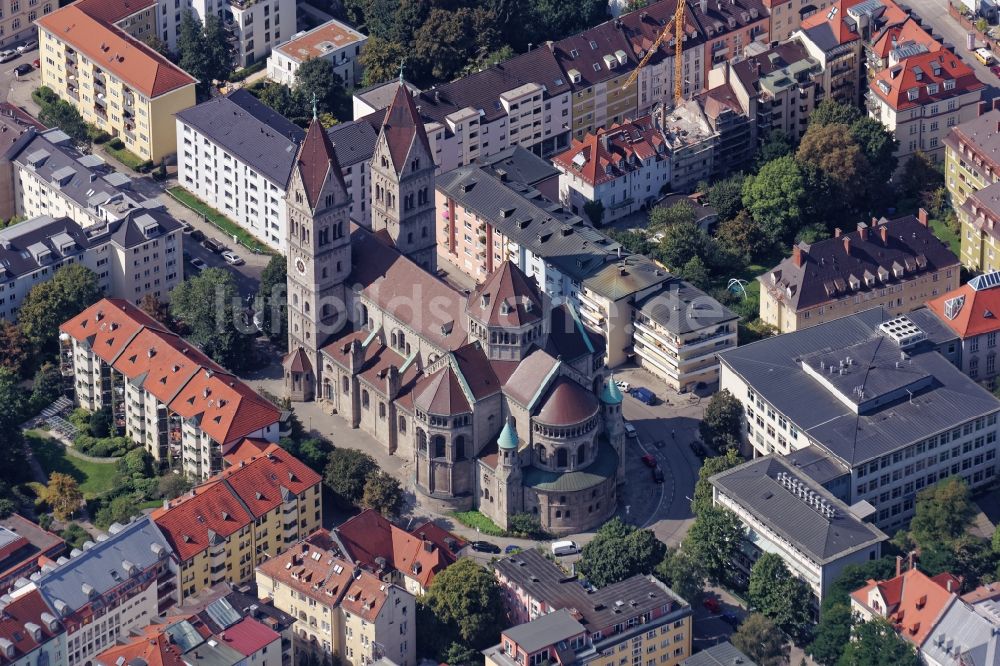 München aus der Vogelperspektive: Katholische Pfarrkirche St. Benno in München Maxvorstadt im Bundesland Bayern