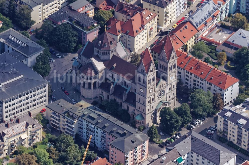 Luftbild München - Katholische Pfarrkirche St. Benno in München Maxvorstadt im Bundesland Bayern