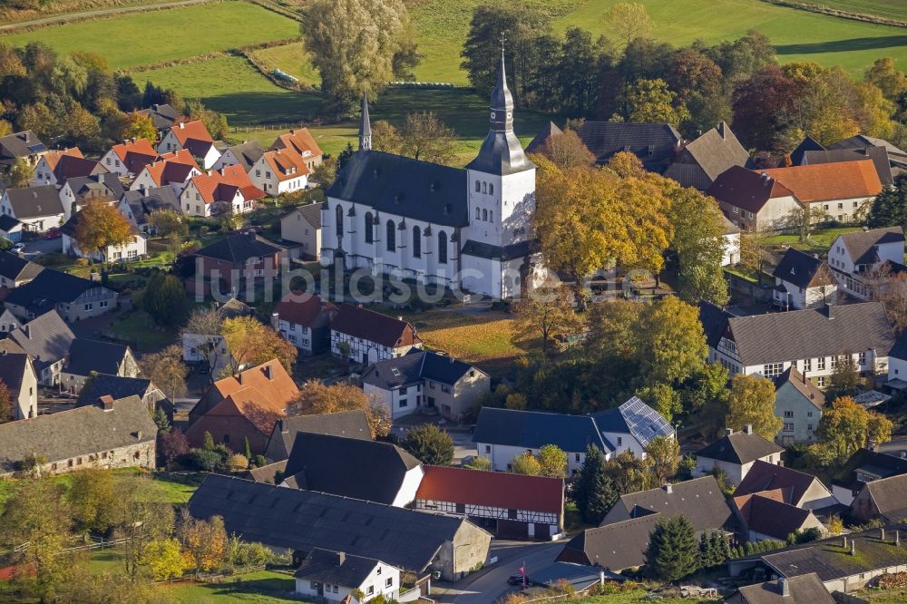 Luftaufnahme Rüthen - Katholische Pfarrkirche Kirche Sankt Gervasius und Protasius an der Stefanusstraße im Stadtteil Altenrüthen in Rüthen im Bundesland Nordrhein-Westfalen