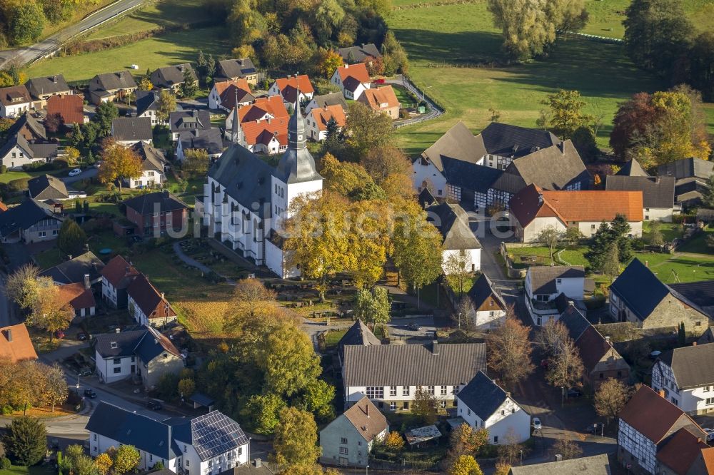 Rüthen von oben - Katholische Pfarrkirche Kirche Sankt Gervasius und Protasius an der Stefanusstraße im Stadtteil Altenrüthen in Rüthen im Bundesland Nordrhein-Westfalen