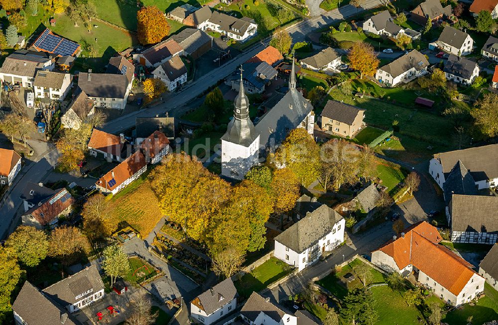 Rüthen aus der Vogelperspektive: Katholische Pfarrkirche Kirche Sankt Gervasius und Protasius an der Stefanusstraße im Stadtteil Altenrüthen in Rüthen im Bundesland Nordrhein-Westfalen