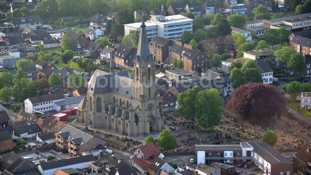 Grevenbroich von oben - Katholische Pfarrkirche St. Mariä Himmelfahrt in Gustorf im Bundesland Nordrhein-Westfalen, Deutschland