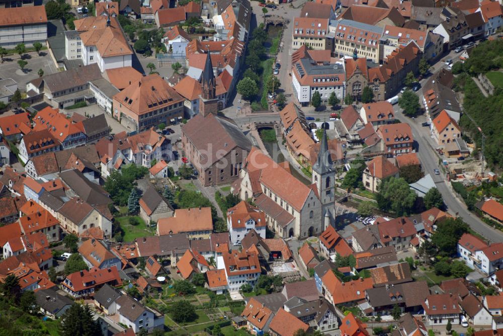 Weingarten / Baden von oben - Katholische und Protestantische Kirche in Weingarten / Baden