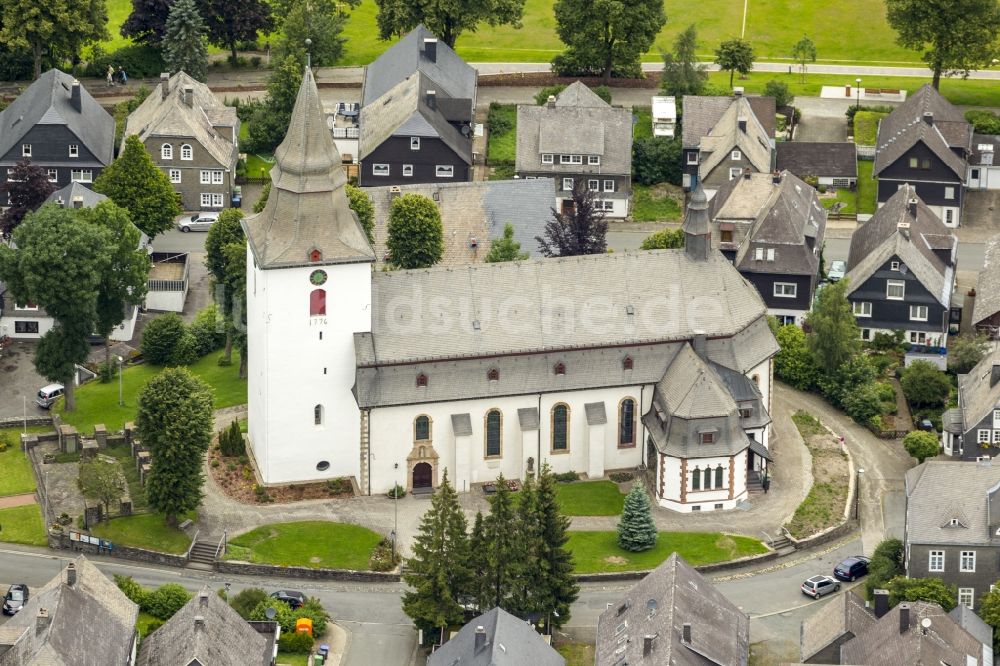 Winterberg von oben - Katholische Sant Jakobus Kirche in der Innenstadt von Winterberg im Hochsauerland im Bundesland Nordrhein-Westfalen