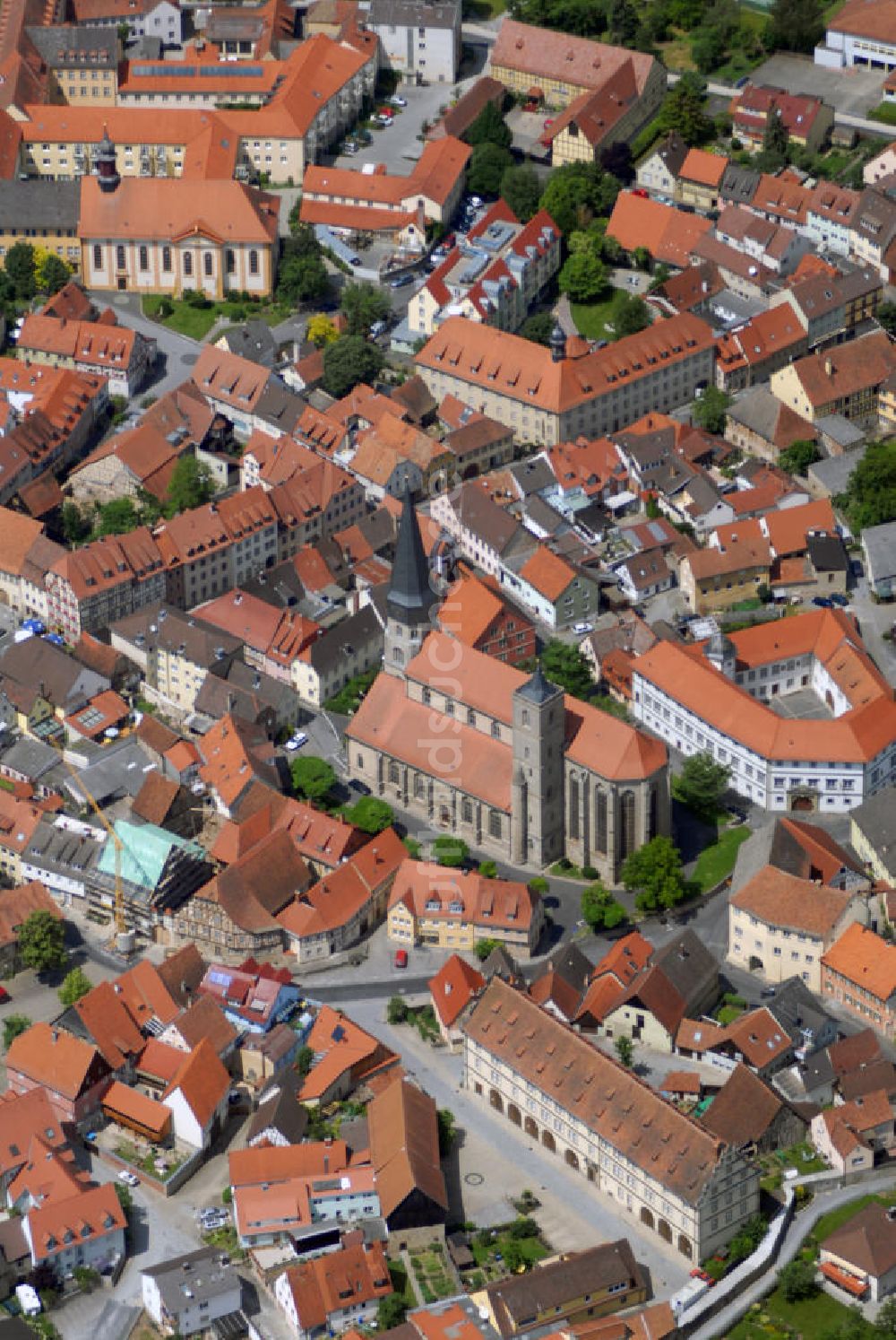 Luftbild Münnerstadt - Katholische Stadtpfarrkirche St. Maria Magdalena in Münnerstadt