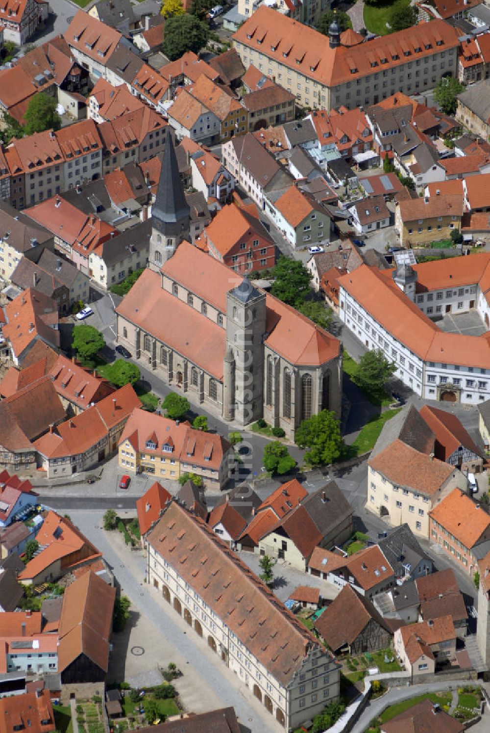 Münnerstadt von oben - Katholische Stadtpfarrkirche St. Maria Magdalena in Münnerstadt