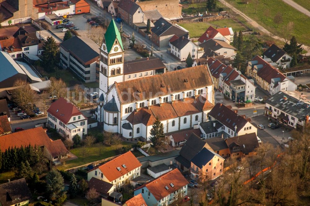 Luftaufnahme Ketsch - Katholisches Kirchengebäude in der Dorfmitte in Ketsch im Bundesland Baden-Württemberg, Deutschland