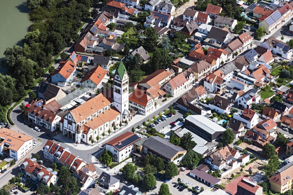 Ketsch aus der Vogelperspektive: Katholisches Kirchengebäude in der Dorfmitte in Ketsch im Bundesland Baden-Württemberg, Deutschland