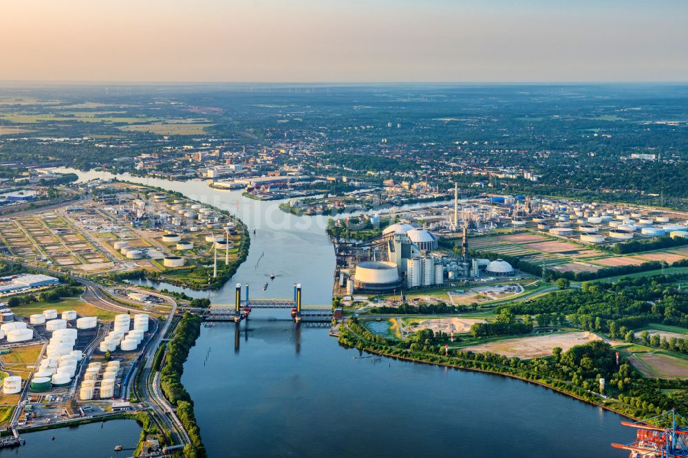 Hamburg aus der Vogelperspektive: Kattwyk- Brücke mit Neubau über der Süderelbe in Hamburg