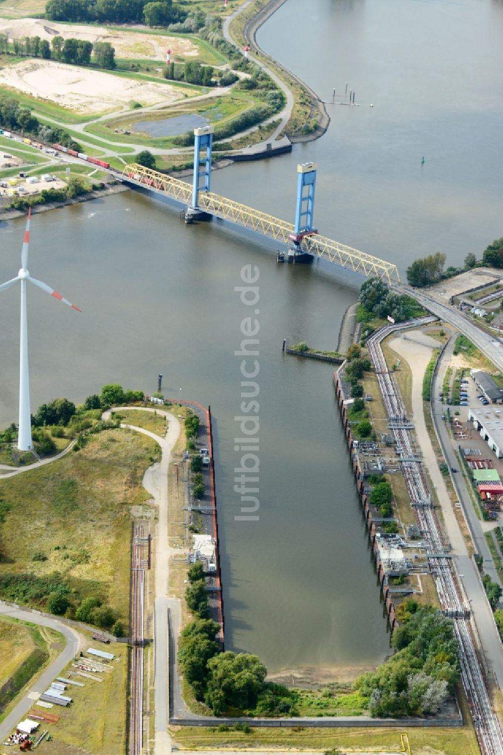 Hamburg von oben - Kattwykdamm mit Kattwykbrücke und Rampe in Hamburg-Wilhelmsburg