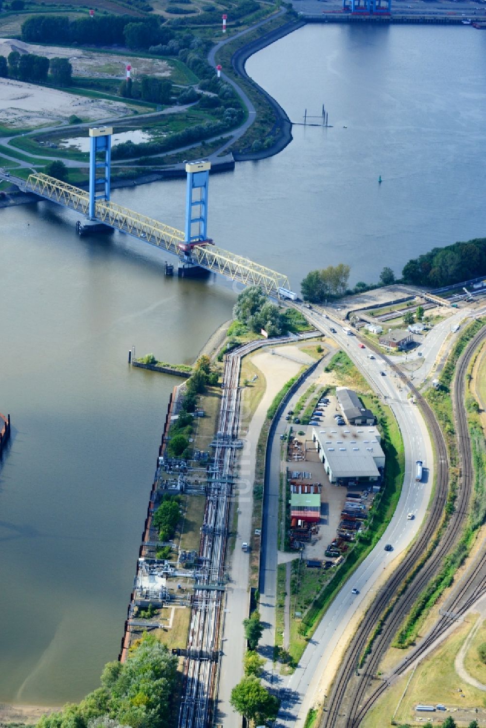 Luftaufnahme Hamburg - Kattwykdamm mit Kattwykbrücke und Rampe in Hamburg-Wilhelmsburg