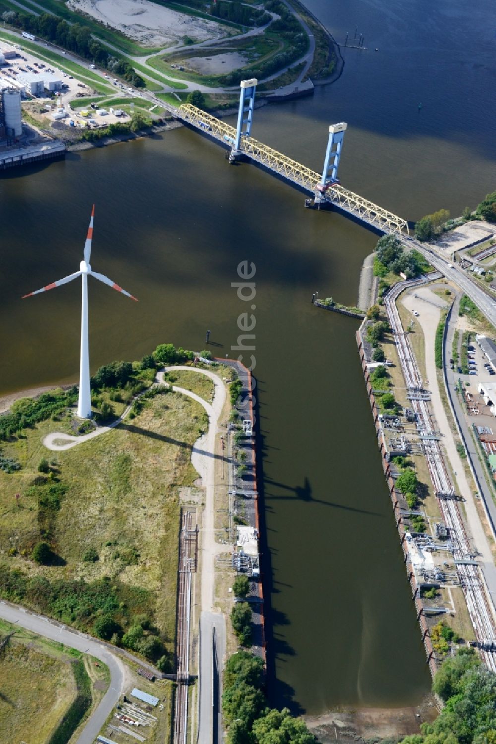 Hamburg von oben - Kattwykdamm mit Kattwykbrücke und Rampe in Hamburg-Wilhelmsburg