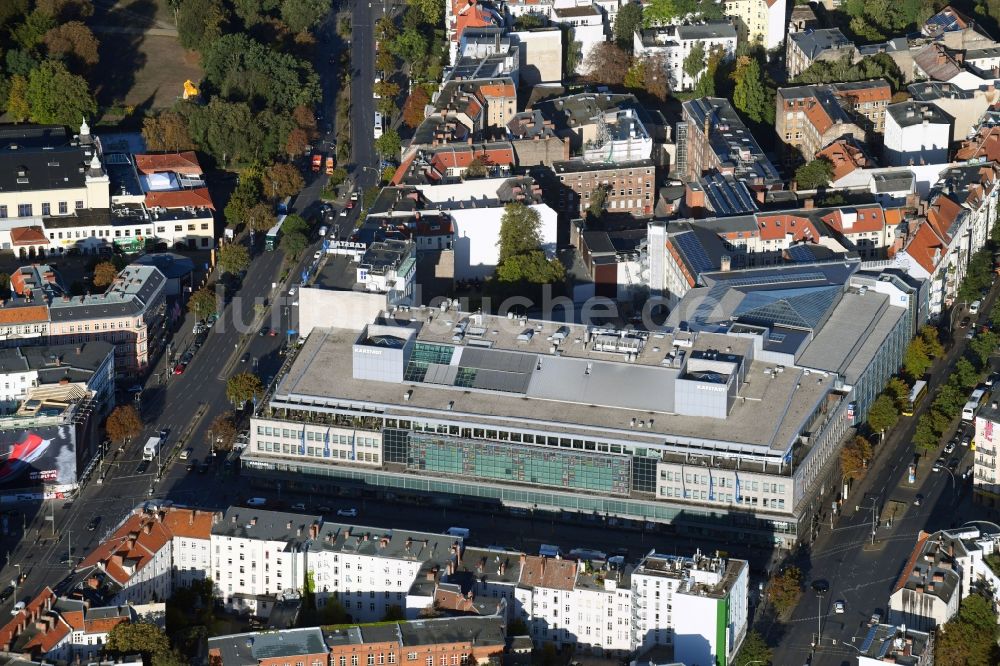 Berlin aus der Vogelperspektive: Kaufhaus- Gebäude KARSTADT am Hermannplatz in Berlin, Deutschland